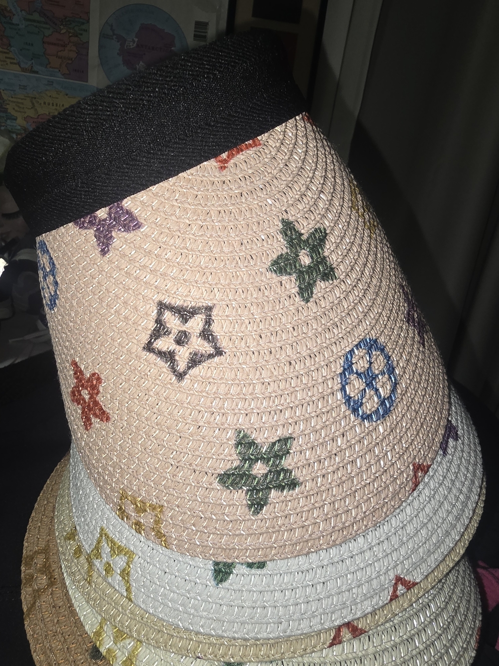 💓fashion Design Straw Visor with Multicolor Monogram Accemt Neutral Pale Mauve